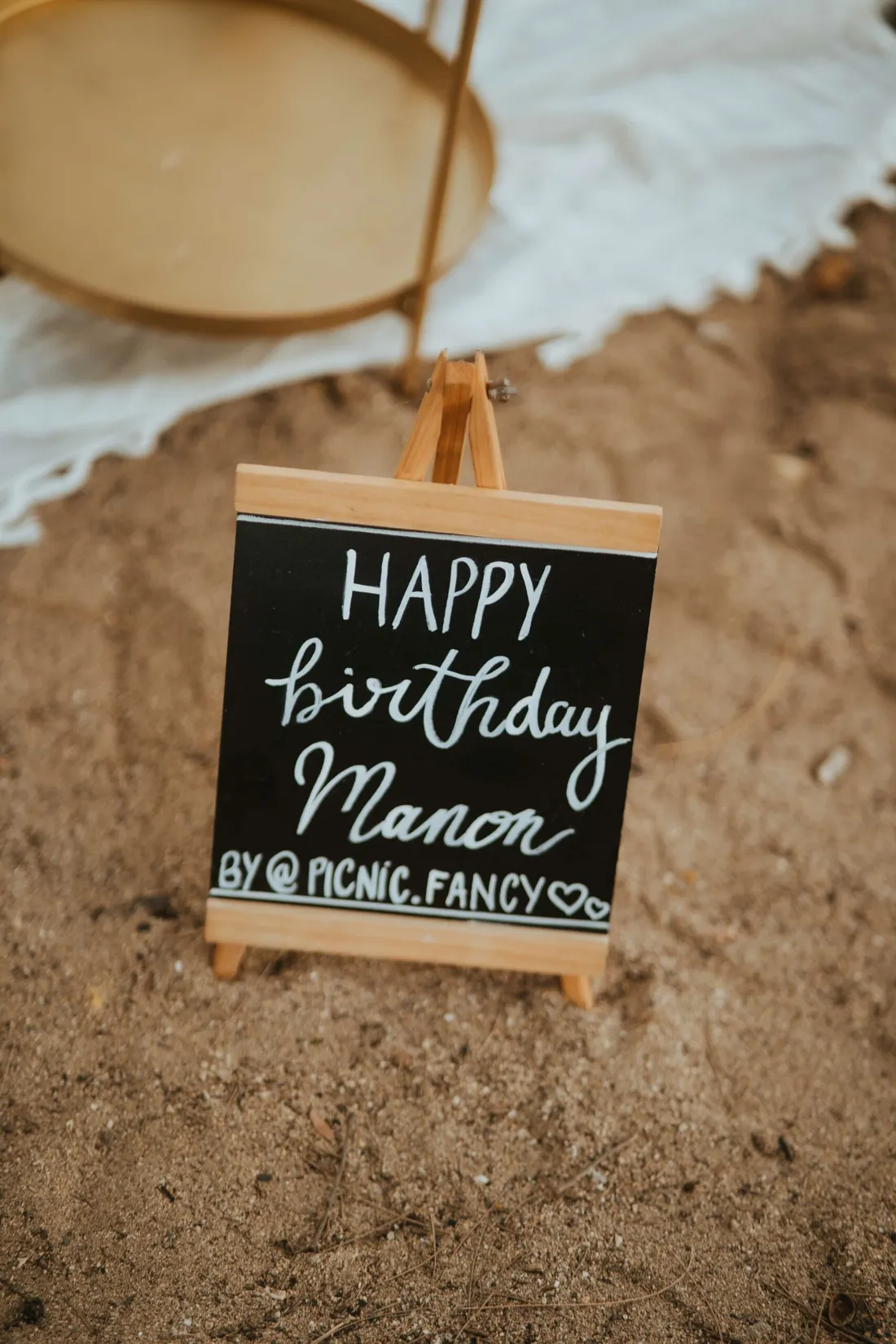 Décor d'anniversaire sur le sable