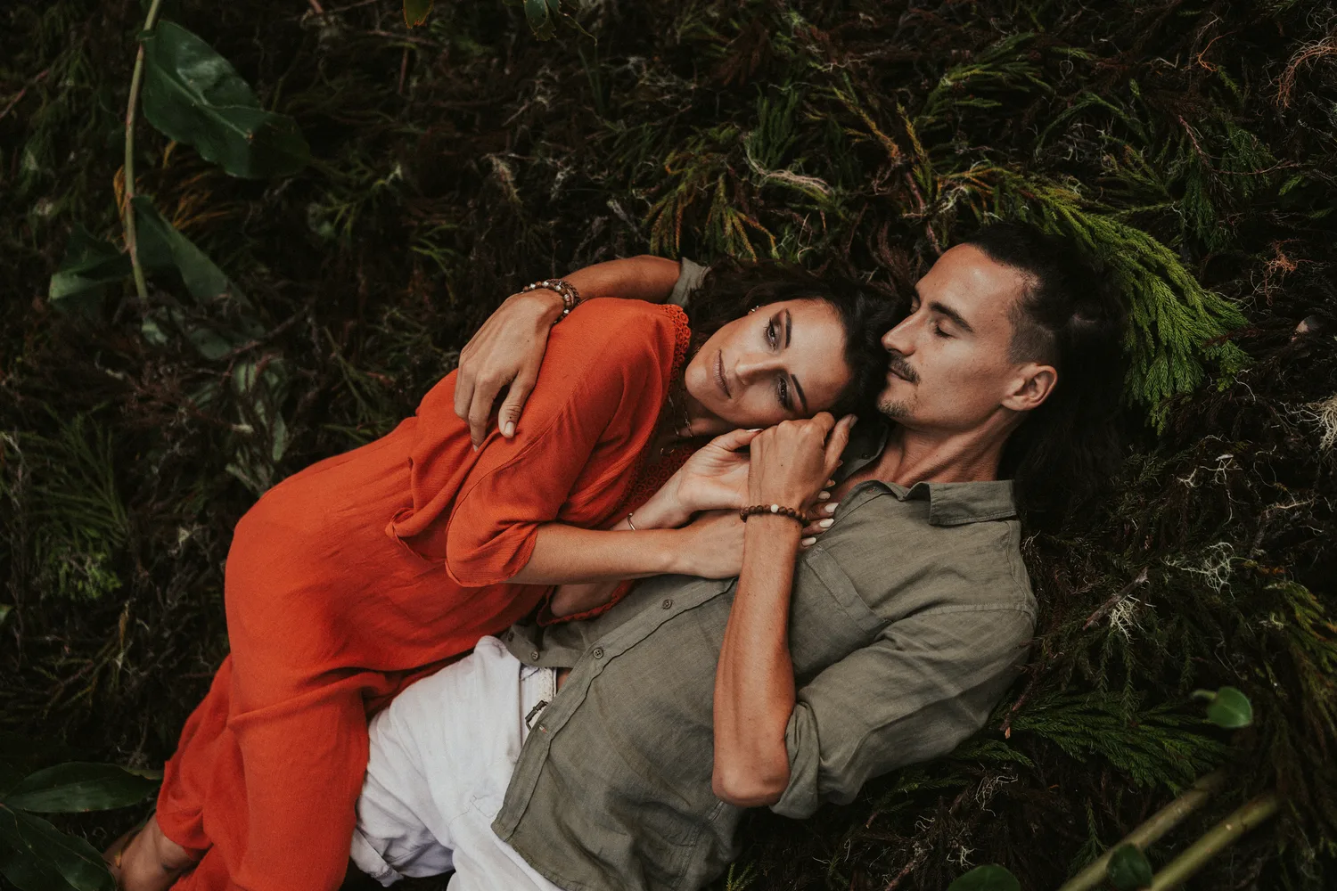 Séance couple dans la végétation