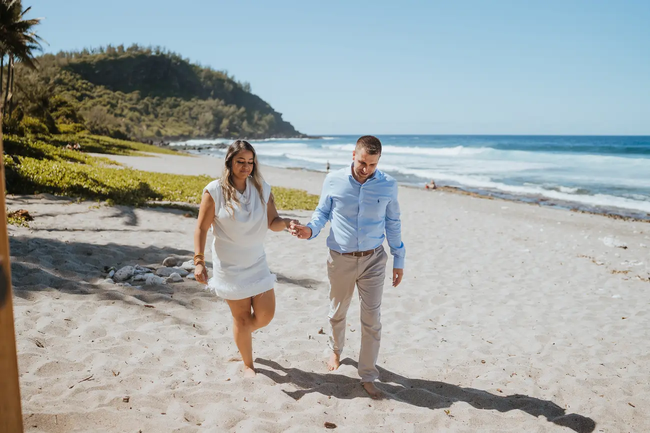 Couple marchant sur la plage