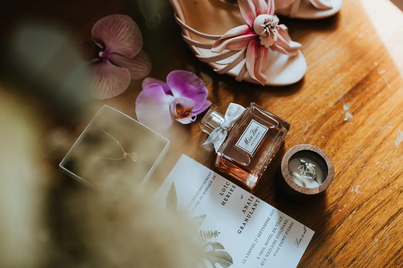 Détails de la mariée : chaussures, parfum, faire-part