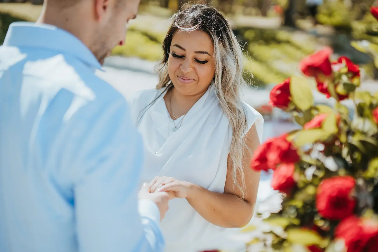 La mariée derrière les fleurs rouges