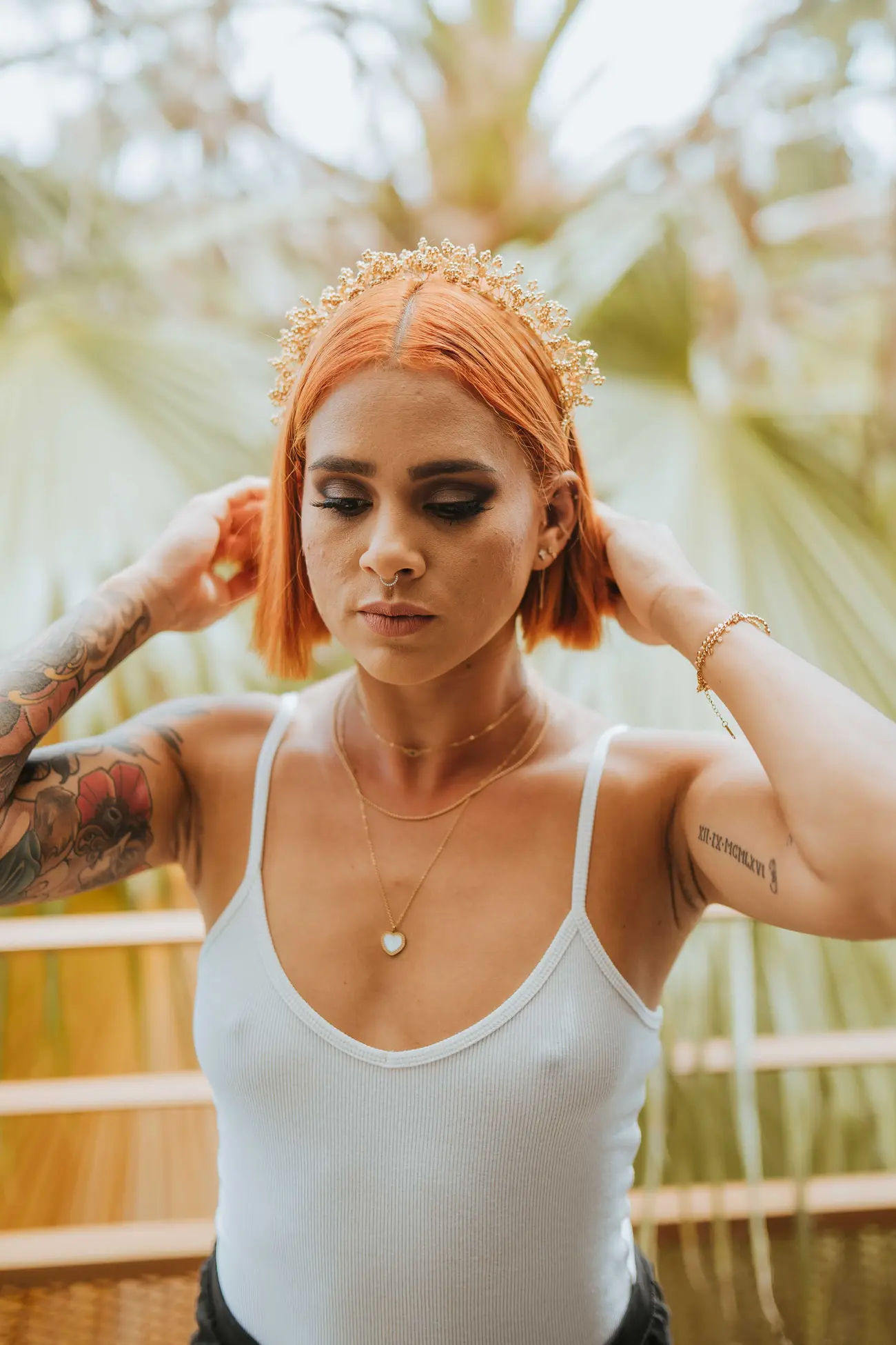 Portrait aux boucles d'oreilles